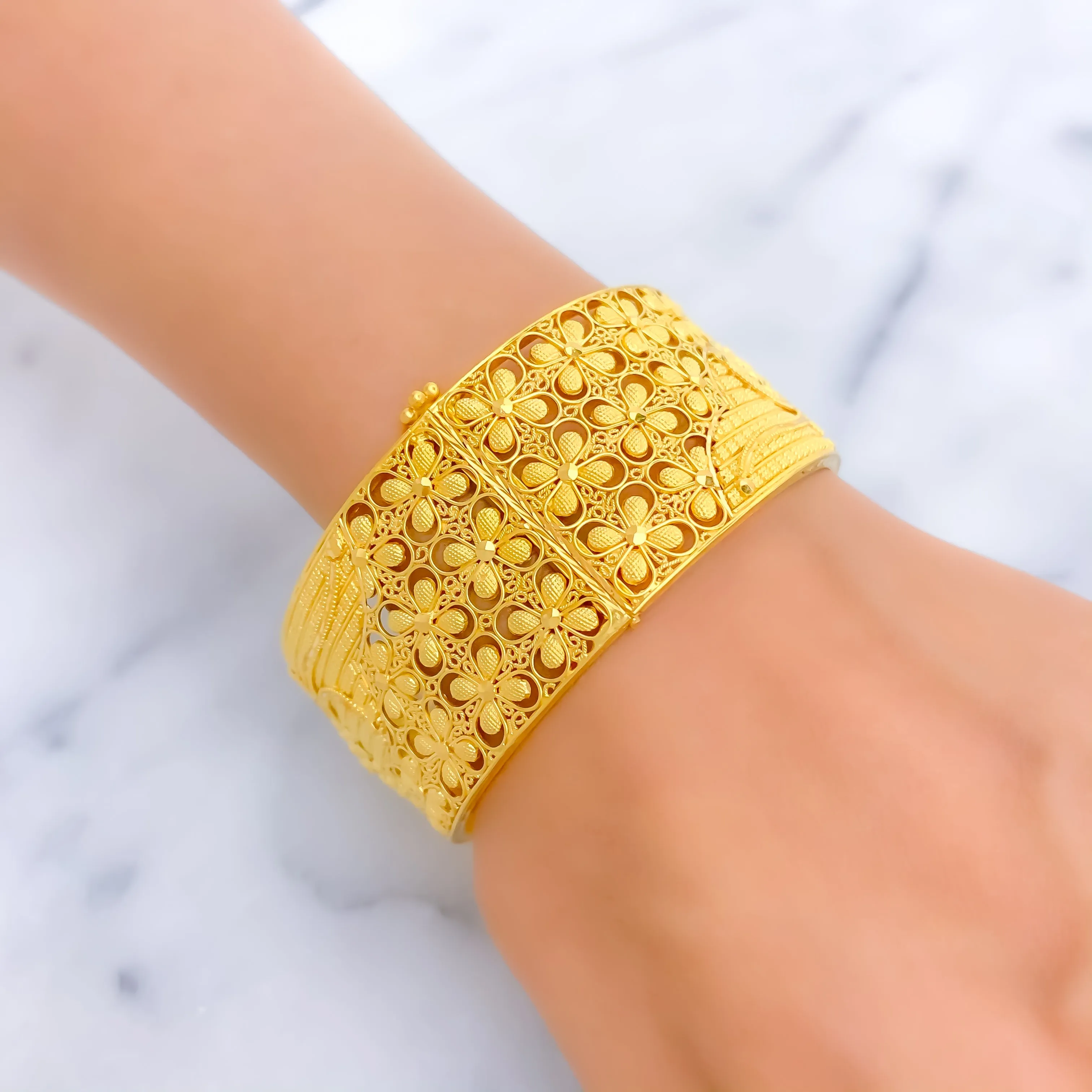 Blooming Netted Flower 22k Gold Screw Bangle