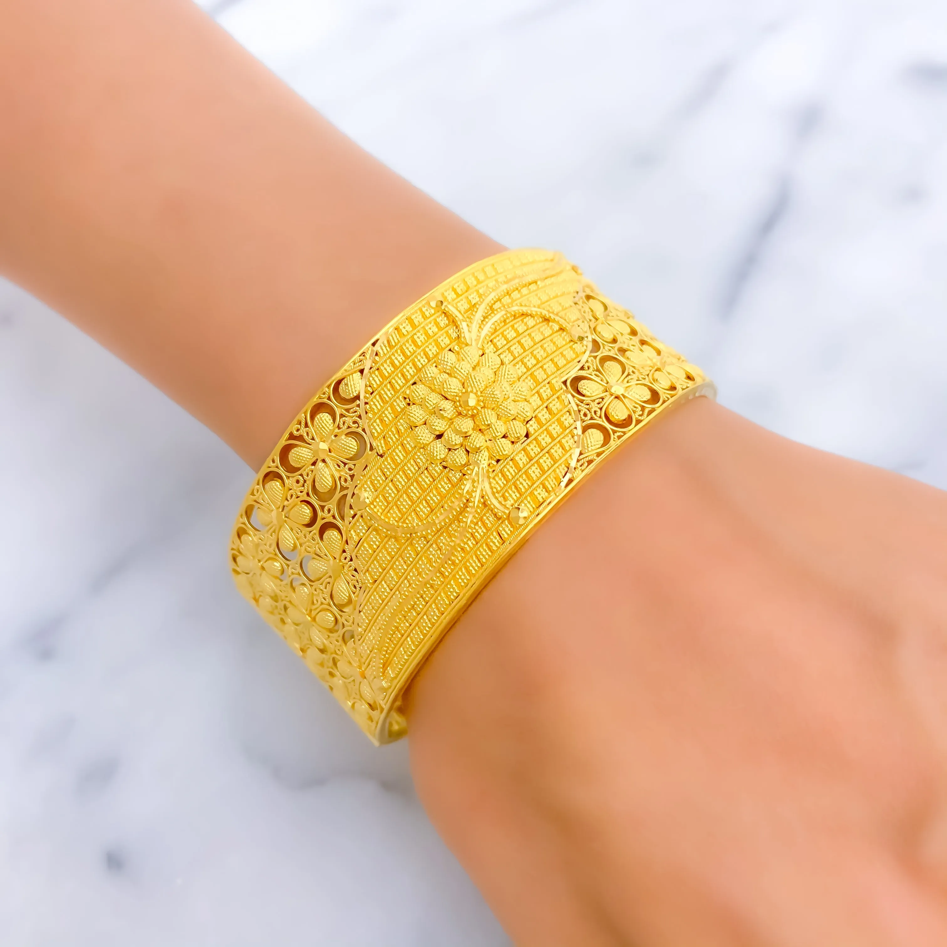 Blooming Netted Flower 22k Gold Screw Bangle