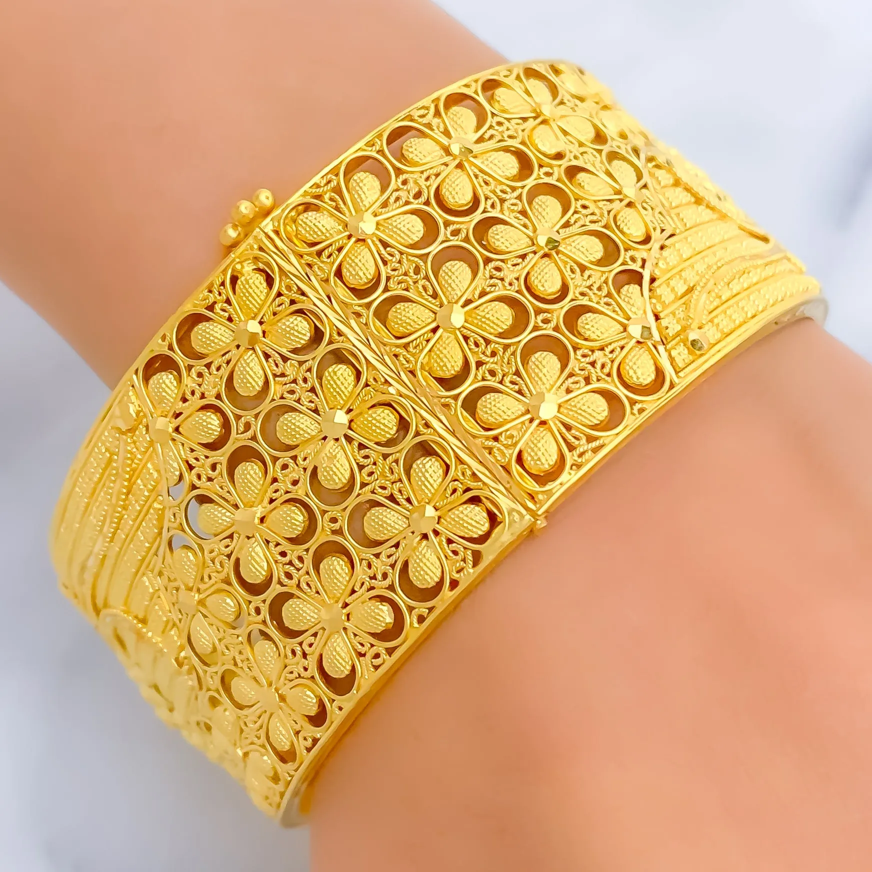 Blooming Netted Flower 22k Gold Screw Bangle