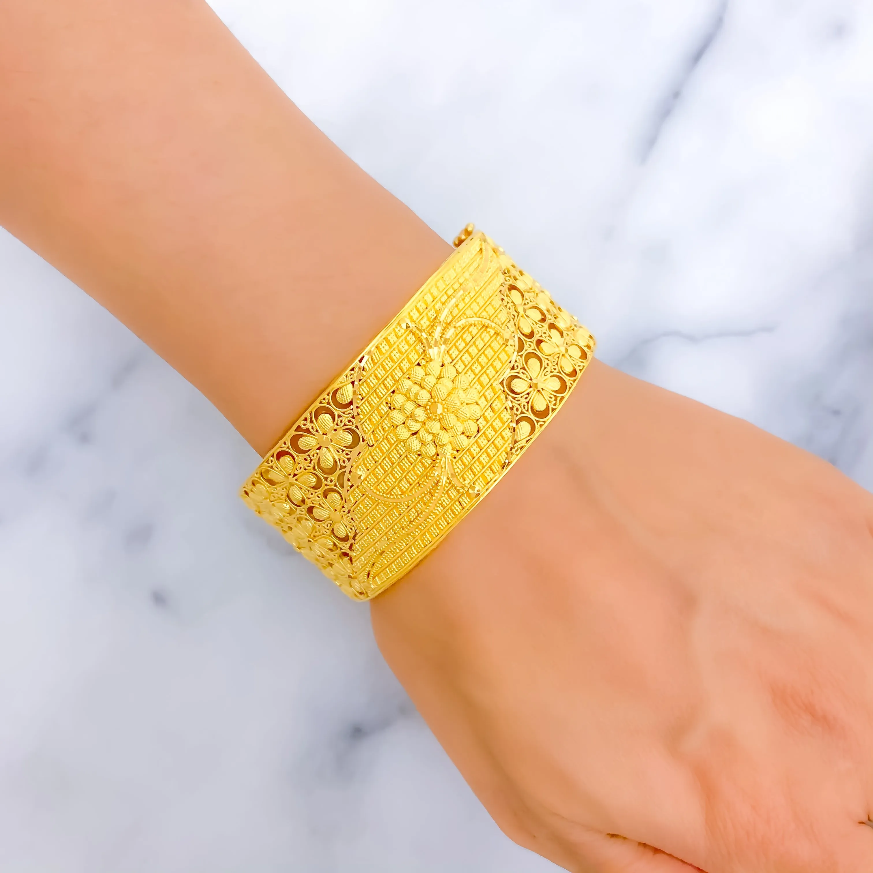 Blooming Netted Flower 22k Gold Screw Bangle